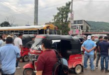 Mototaxistas protestan en la CA-5 por mal estado de calles en Dos Caminos, Villanueva