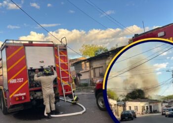 Vivienda fue presa de las llamas en capitalino barrio Villa Adela