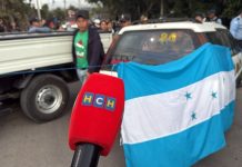 ¡Caos total! Pobladores vuelven a tomarse carretera en Mateo por el incumplimiento de su reparación