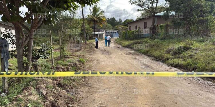 ¡Horrendo! A pedradas le quitan la vida a hombre en una calle de Belén, Lempira