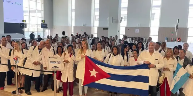 Más de 150 médicos hondureños están en riesgo de perder beca de especialidad en Cuba; piden a nuevo gobierno dar continuidad