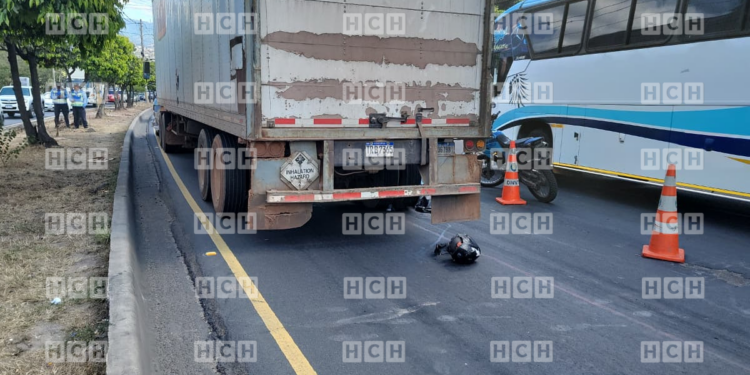 ¡BRUTAL! Motociclista queda sin vida bajo las llantas de una rastra tras ser arrollado y arrastrado por varios metros en el bulevar FFAA de la capital