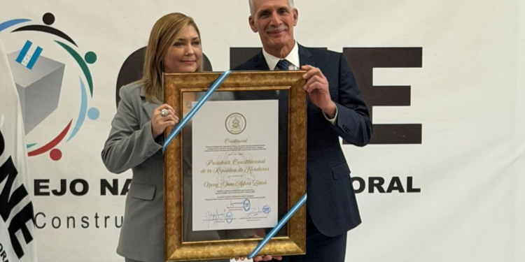 CNE entrega credencial a Nasry Asfura, quien asumirá la Presidencia Constitucional de Honduras en seis días