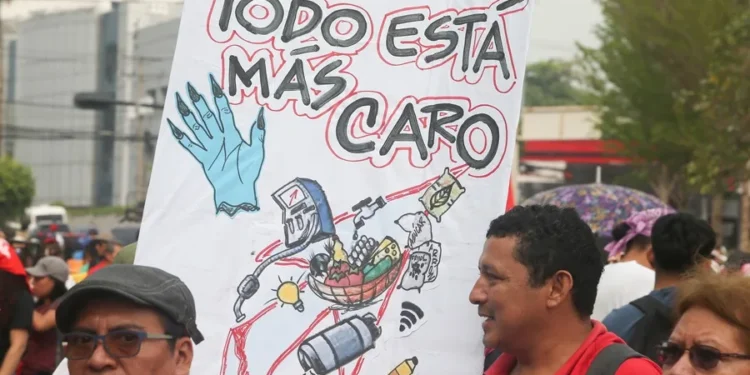 Los salvadoreños señalan a la economía como el principal problema del país, según una encuesta