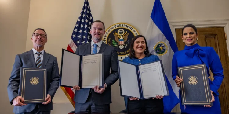 Estados Unidos y El Salvador firman un “acuerdo de comercio recíproco” para eliminar aranceles