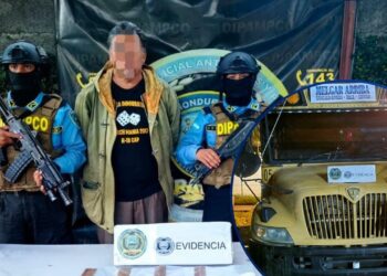 ¡Grosero! Atrapan a busero acusado de extorsionar a sus mismos compañeros en La Ceiba