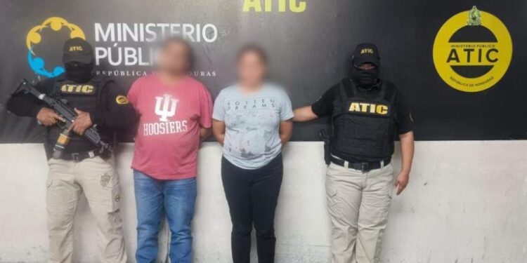 Cae pareja que labora en el IHSS acusada de falsificar constancias médicas
