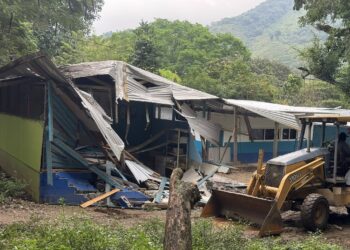Con destrucción de la escuela, avanza desalojo en El Palmar; más de 100 niños quedan sin educación