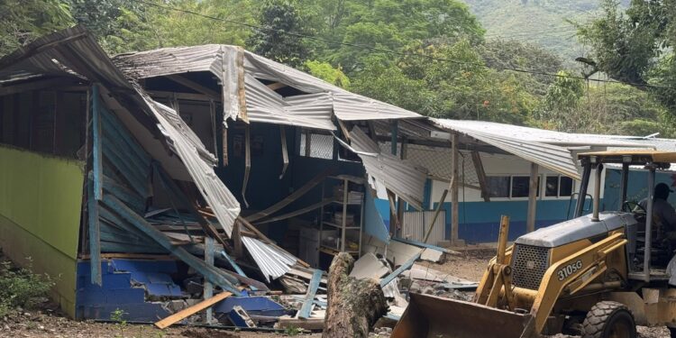 Con destrucción de la escuela, avanza desalojo en El Palmar; más de 100 niños quedan sin educación