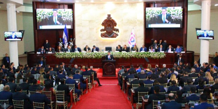 Con proyectos de segunda vuelta electoral, amnistías y emergencia en salud, arrancó gestión legislativa en Honduras
