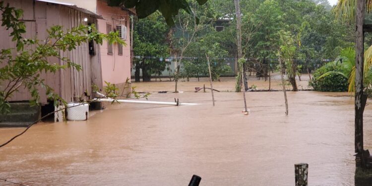 Decenas de comunidades incomunicadas por crecida del río Lean en Atlántida