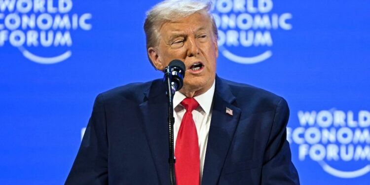 Donald Trump llama pedazo de hielo a Groenlandia