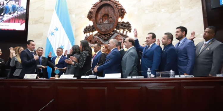 Erika Urtecho, Godofredo Fajardo y Rolando Contreras , entre los integrantes de la Nueva Junta Directiva En Propiedad del Congreso Nacional