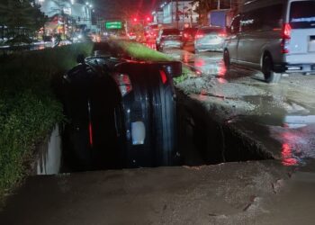 Encunetado terminó conductor tras perder el control de su camioneta | Móvil Emergencia SPS