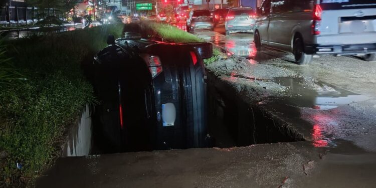 Encunetado terminó conductor tras perder el control de su camioneta | Móvil Emergencia SPS