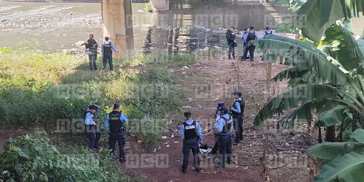 Flotando en el río Choluteca hallan cadáver de un hombre bajo puente capitalino