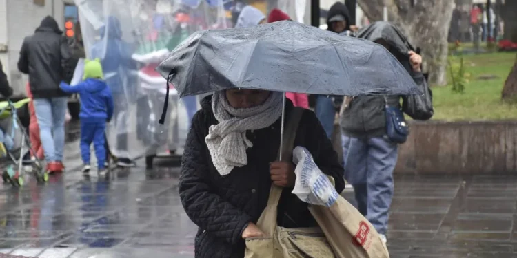 ¡A sacar suéter y paraguas! Frente frío ingresa hoy a Honduras con bajas temperaturas y lluvias