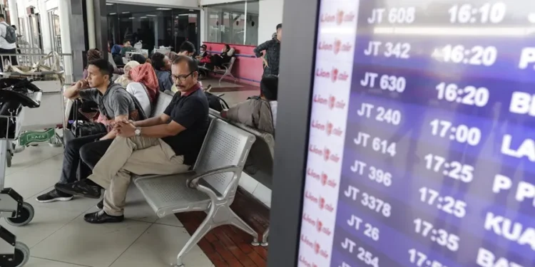 Indonesia busca un avión que «perdió el contacto» en el centro-este del país