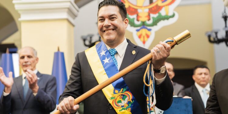 Juan Diego Zelaya es investido como nuevo alcalde del Distrito Central.