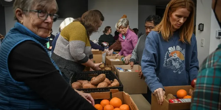 Un pastor convierte su iglesia en un banco de comida para los inmigrantes perseguidos en Mineápolis