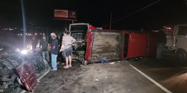 Familia sobrevive tras fallido intento de rebasar un camión cisterna en la CA-5 | Móvil Emergencia TGU