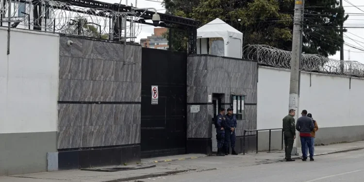 Colombia anuncia el bloqueo inmediato de celulares en cárceles tras denuncias de El Salvador
