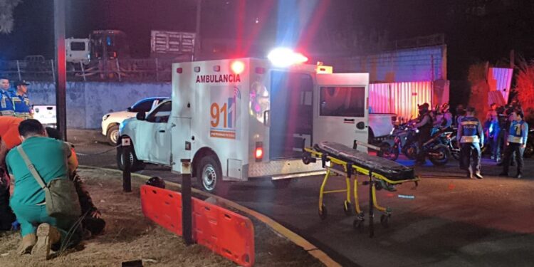 Un supuesto asaltante perece tras enfrentamiento con policías en Vegas del Country | Móvil Emergencia TGU