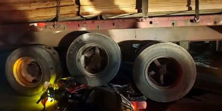 Motociclista muere tras ser aplastado por una unidad pesada que transportaba madera en Guaimaca, FM