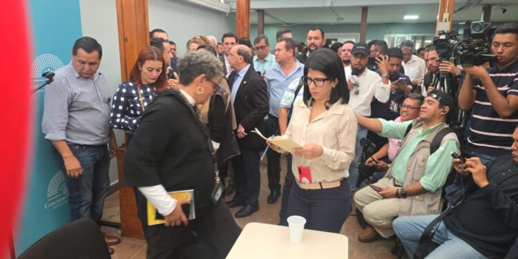 Diputados opositores comienzan sesión legislativa con oración a Dios y culpando a Luis Redondo de la agresión contra Gladis Aurora