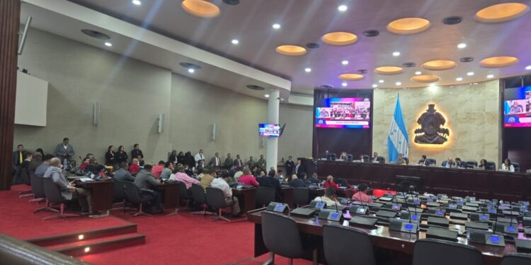 Con decenas de curules vacíos, comienza la sesión legislativa convocada por el presidente Luis Redondo