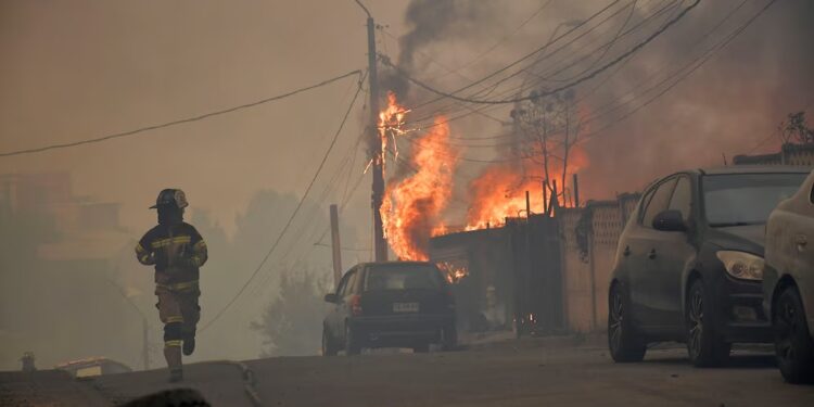 Devastadores incendios en el sur de Chile: al menos 16 muertos y más de 50.000 evacuados