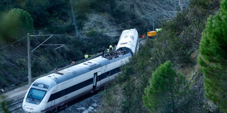 Los equipos de rescate localizan otro cuerpo en el Alvia y son 42 los fallecidos en accidente trágico en España