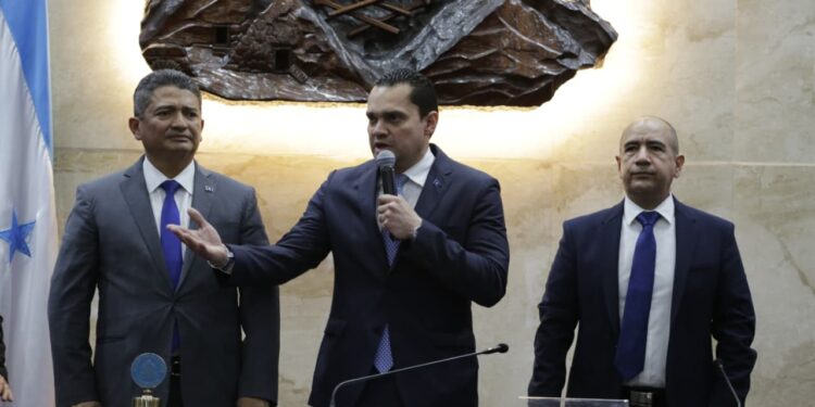 Tomás Zambrano, Godofredo Fajardo y Carlos Ledezma, ellos integran la Junta Directiva Provisional del Congreso Nacional