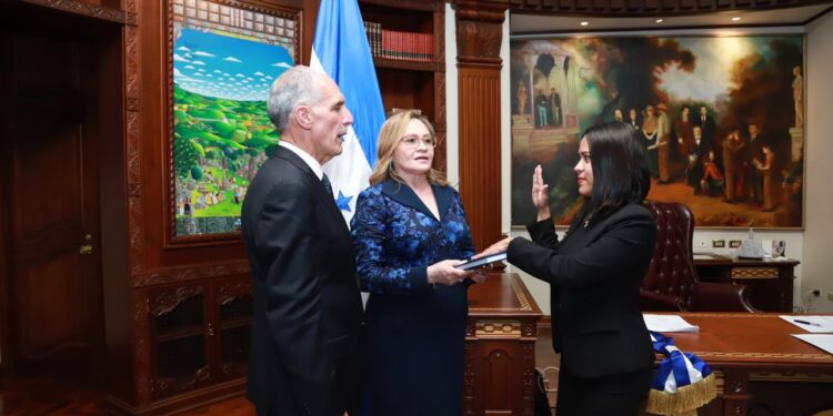 Asfura sigue dándole forma a su gobierno e integra a una dama como directora Aeronáutica Civil