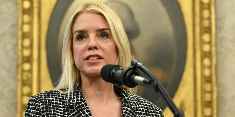 La Fiscal General Bondi: “Nicolás Maduro y su esposa, Cilia Flores, han sido acusados ​​en el Distrito Sur de Nueva York.