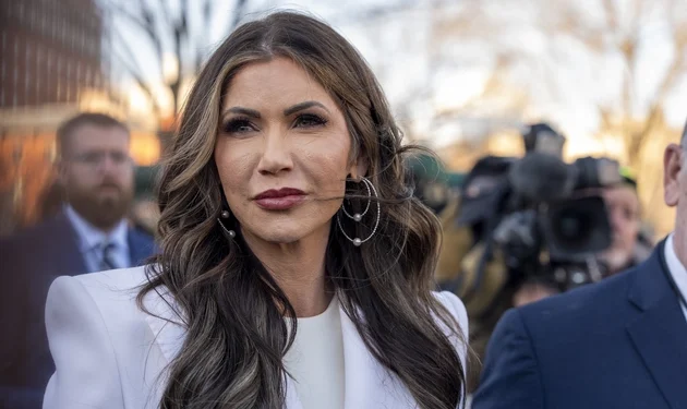 Noem dice que los venezolanos con TPS pueden “aplicar al estatus de refugiados” tras la captura de Maduro
