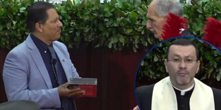 ¡Dos credos, una fe! Asfura estrecha lazos con las iglesias, y hasta recibe una Biblia como muestra de respaldo