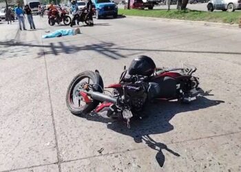 ¡Lamentable! Conductora de moto perece tras impactar con camión en SPS