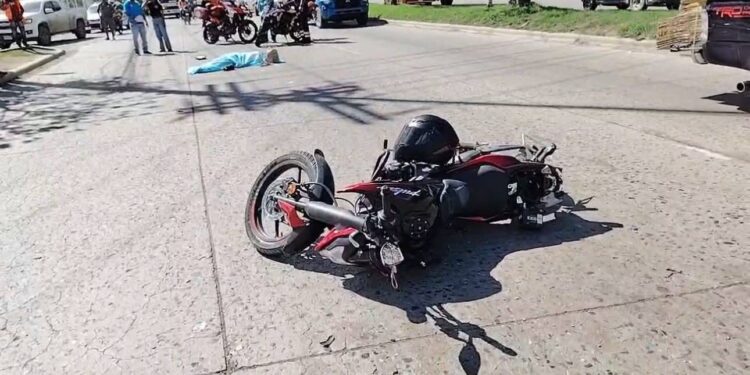 ¡Lamentable! Conductora de moto perece tras impactar con camión en SPS