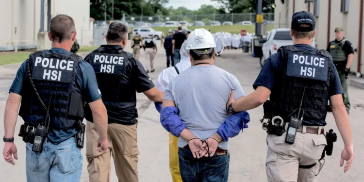 Casi 400 mil migrantes arrestados por ICE del 21 de enero de 2025 al 31 de enero de 2026, menos del 14 % tiene cargos criminales