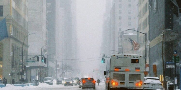 Muertes durante temporada de nieve y frío extremo en Nueva York serán investigadas