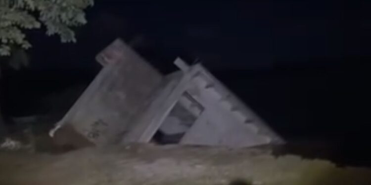 ¡Pánico ante lluvias! Casa se hunde por la crecida del río en Santa Rosa de Aguán, Colón