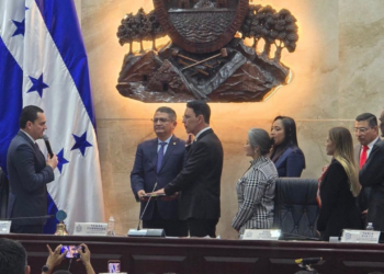 ¡Sigue la repartición del poder! Diputados juramentan al nacionalista Dagoberto Aspra y al liberal Francisco Quiroz como Procurador y Subprocurador de la República