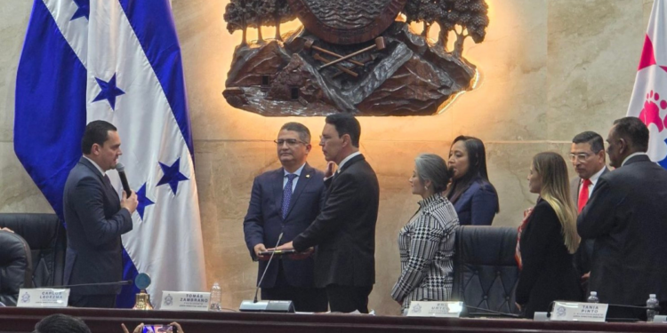 ¡Sigue la repartición del poder! Diputados juramentan al nacionalista Dagoberto Aspra y al liberal Francisco Quiroz como Procurador y Subprocurador de la República