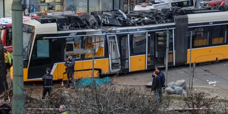 Dos muertos y decenas de heridos en el descarrilamiento de un tranvía en el centro de Milán
