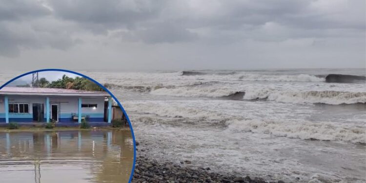 Zonas anegadas por persistentes lluvias y alto oleaje deja frente frío en Honduras