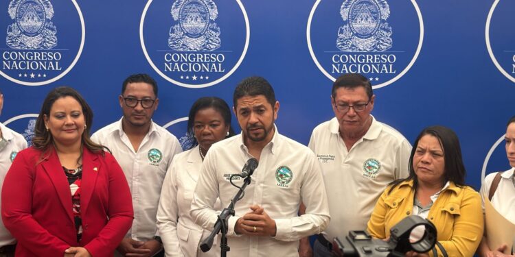 Anuncian 600 nuevas plazas laborales para enfermeras auxiliares este 2026