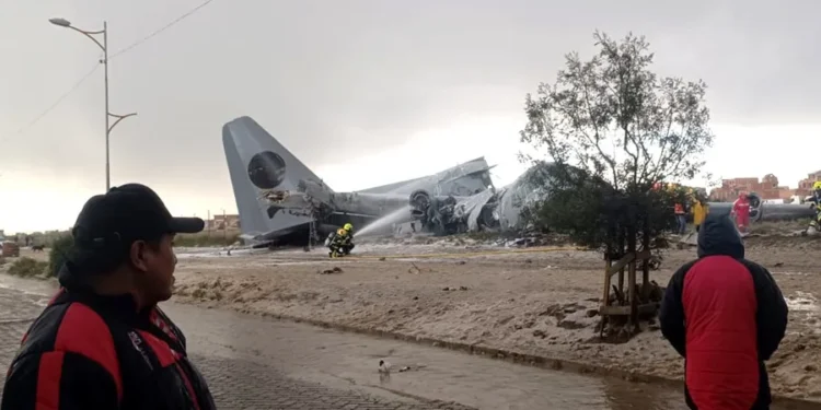 Al menos 15 muertos en accidente de un avión militar de carga en El Alto, Bolivia, según bomberos