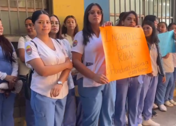 ¡Protesta! Estudiantes de la Licenciatura de Enfermería exigen pago de salario beca