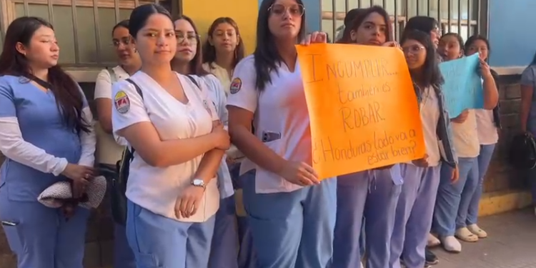 ¡Protesta! Estudiantes de la Licenciatura de Enfermería exigen pago de salario beca